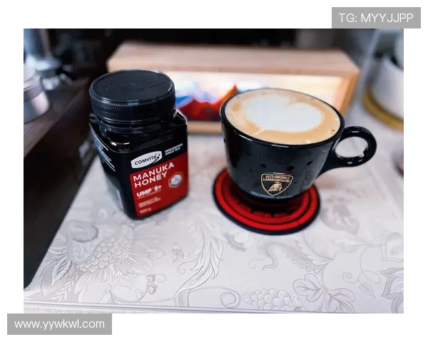 卢卡今天出门买咖啡，钱包就跟比赛里那表现一样大手笔，真是活生生的土豪范儿！